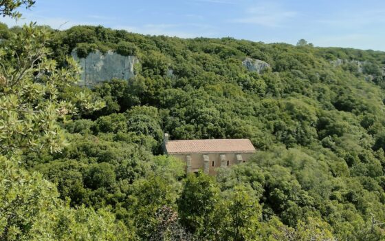 Léglise du Trou : une chapelle millénaire cachée dans les gorges du Minervois